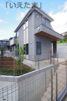 【外観】 | 【仲介手数料無料！！】稲城市平尾2丁目　新築戸建て（全13棟）5号棟　4680万円 | 5号棟　南に庭があり、南側の方が少し低いので日当たりは良いです。