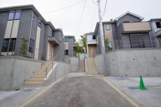 【前面道路含む現地写真】 | 【仲介手数料無料！！】稲城市平尾2丁目　新築戸建て（全13棟）5号棟　4680万円