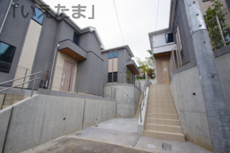 【前面道路含む現地写真】 | 【仲介手数料無料！！】稲城市平尾2丁目　新築戸建て（全13棟）5号棟　4680万円