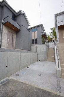 【駐車場】 | 車庫は1台分です。お区域があり、駐輪スペースはあります、