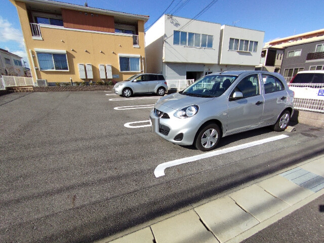 エレガント本町の駐車場