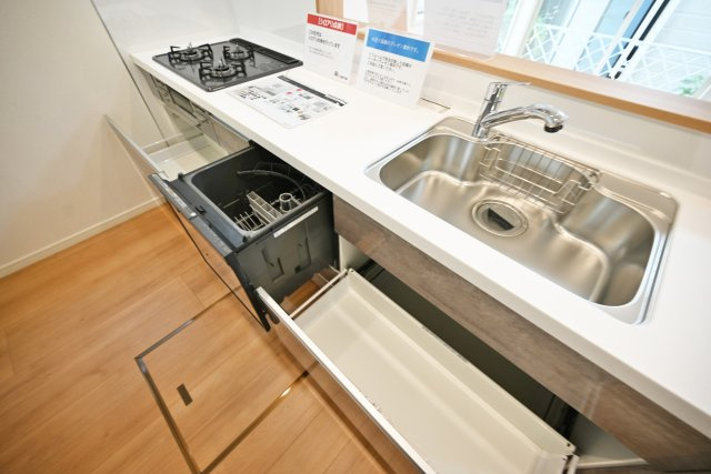 宝塚市今里町中古戸建｜4LDK+駐車1台可のキッチン|ワークトップは十分な広さです。調理台下いっぱいに収納を設け、包丁のホルダーや調味料専用の引き出しも備えています。本分譲地は食洗機が標準装備されています。