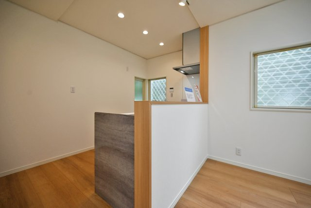 宝塚市今里町中古戸建｜4LDK+駐車1台可のキッチン|コンロ前袖壁付カウンター造作のキッチンです。上部にはダウンライトを採用し、作業性を確保。