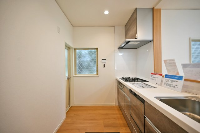 宝塚市今里町中古戸建｜4LDK+駐車1台可のキッチン|キッチン後ろのスペースも広く、ご入居後に設置するカップボードの幅も広がります。特にLDKが広い住宅の場合はカップボードなどのメインインテリアを大きくするとバランスが良くなります。