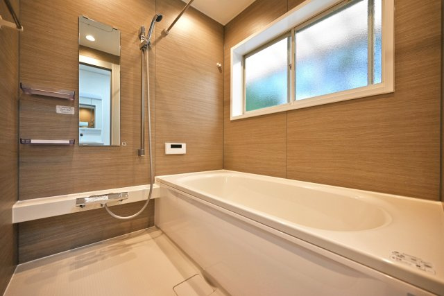 宝塚市今里町中古戸建｜4LDK+駐車1台可の浴室|1階浴室の内観写真です。浴室暖房乾燥機付きのユニットバス。1坪超の小窓付きで広々としており、1日の疲れをしっかり癒せる空間となっております。