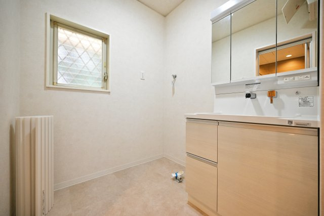 宝塚市今里町中古戸建｜4LDK+駐車1台可の独立洗面台|1階洗面台は3面鏡裏収納付きのドレッサーを採用しています。小窓も設けているため、電気乾燥機等によりこもる湿気もしっかり排出できます。