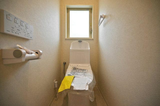 宝塚市今里町中古戸建｜4LDK+駐車1台可のトイレ|1・2階に1か所ずつウォッシュトイレを導入しています。