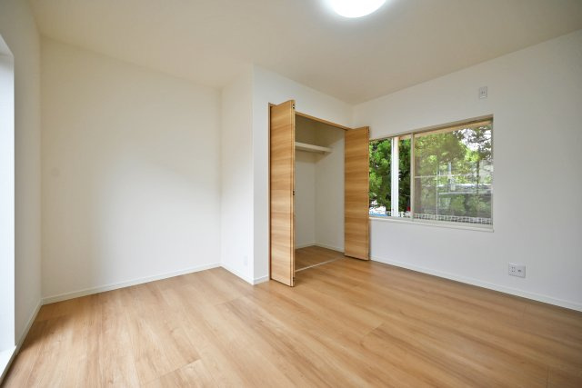 宝塚市今里町中古戸建｜4LDK+駐車1台可の洋室|1階洋室の内観写真です。
2面採光の為、採光通風ともに良好です。