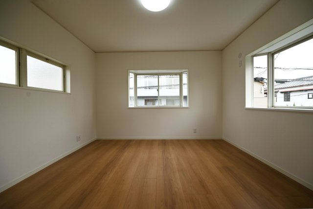 宝塚市今里町中古戸建｜4LDK+駐車1台可の洋室|2階主寝室想定に入ってすぐの内観写真です。広さは約8帖でゆったりとした広さが確保されています。2面採光につき光を多く取り入れる事ができますので 室内大変明るい空間となっております。