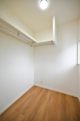 宝塚市今里町中古戸建｜4LDK+駐車1台可の収納|-洋室5.5帖(2F)- 
ダウンライト付きのWICLを備えており、プライベート用品をすっきり収納することが出来ます。