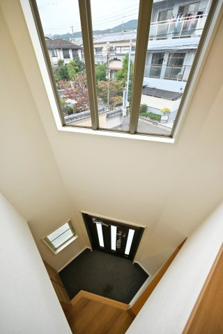 宝塚市今里町中古戸建｜4LDK+駐車1台可の玄関|1階玄関吹抜の内観写真です。 明るく、開放感のある空間が演出されています。