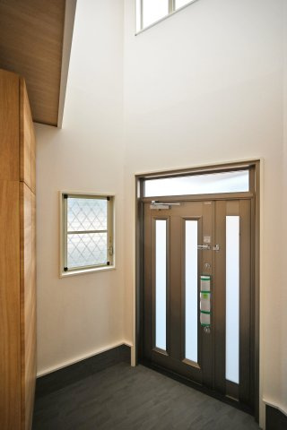 宝塚市今里町中古戸建｜4LDK+駐車1台可の玄関|広々として開放感がある玄関ホールは、来客時も気持ちよく迎えるこことができます。 玄関上部には吹抜が設けられており、採光も確保され明るく清潔感のある玄関です。