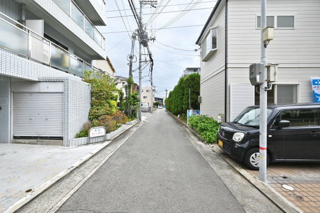 宝塚市今里町中古戸建｜4LDK+駐車1台可の前面道路含む現地写真|前面道路は北側に約4.3ｍ幅です。