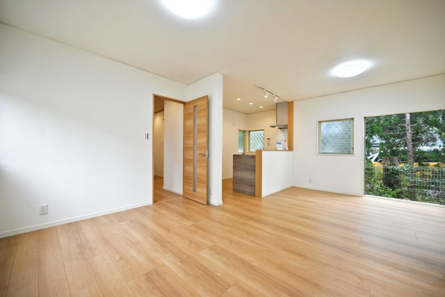 宝塚市今里町中古戸建｜4LDK+駐車1台可の居間・リビング|1階LDKの内観写真です。 LDKは約15.5帖でゆとりある広さです。 インテリア配置に困らない間取り設計に加え、お子様のいる世帯に必要な部屋数を備えた物件です。