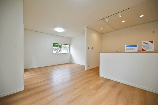 宝塚市今里町中古戸建｜4LDK+駐車1台可の居間・リビング|1階LDKをダイニング側から撮影した内観写真です。 ダイニングは「誰かが座っても通行の邪魔にならない」ストレスフリーの広さを確保。キッチンからの配膳効率も良いのが魅力です。