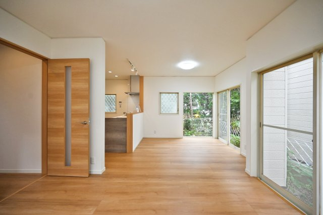 宝塚市今里町中古戸建｜4LDK+駐車1台可の居間・リビング|1階LDKをリビング側から正面に撮影した内観写真です。対面式キッチンで家族同士のつながりを感じやすく、1階に水回りが配置されている為、家事動線良好です。