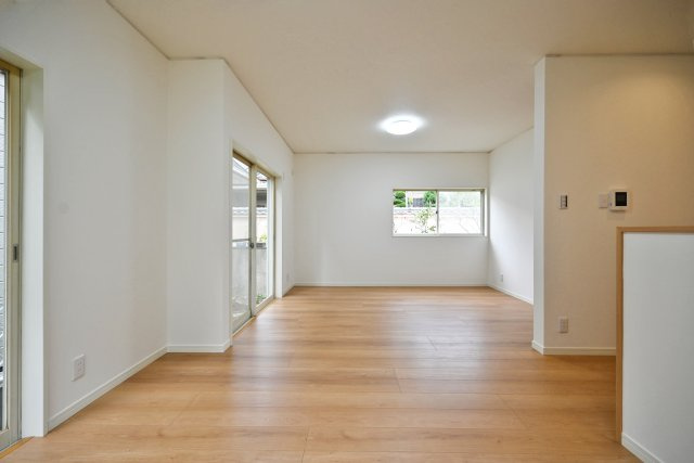 宝塚市今里町中古戸建｜4LDK+駐車1台可の居間・リビング|キッチンは対面式ながらカウンタータイプの為手元を隠しながら調理とコミュニケーションの両立が可能。実用性と意匠性を兼ね備えたLDKに仕上がりました。キッチンからの配膳効率も良いのが魅力です。