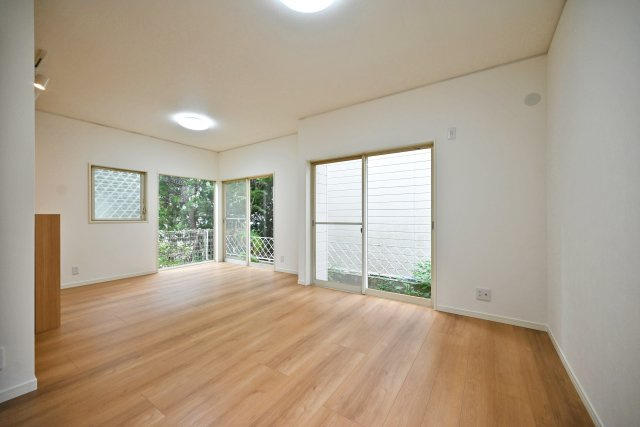 宝塚市今里町中古戸建｜4LDK+駐車1台可の居間・リビング|ナチュラルテイストな内装はどんな家具も合わせやすく、お好みのインテリアコーディネートをお楽しみいただけます。