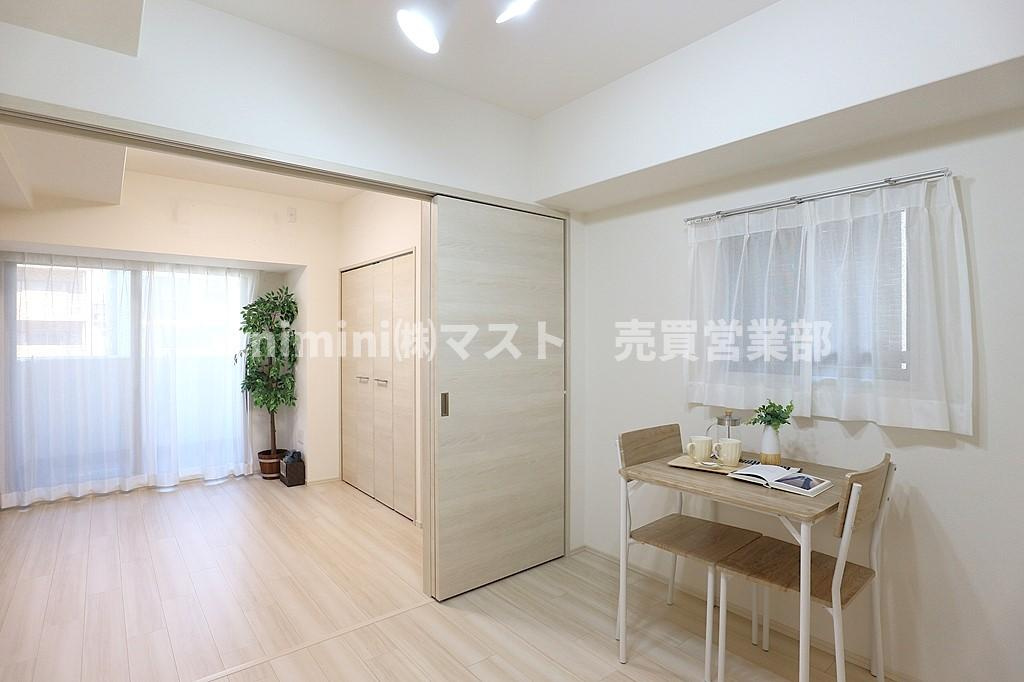 ラシュレ天満橋の居間・リビング