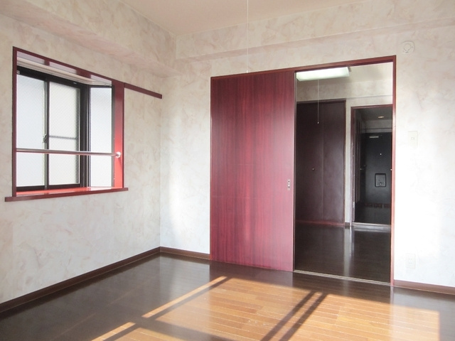 王子北ウイングの洋室|2面採光の角部屋で明るい室内です