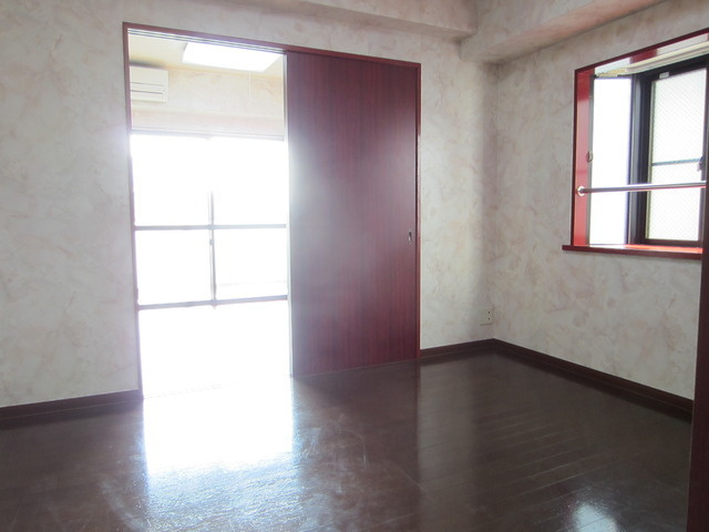 王子北ウイングの洋室|各居室の窓に日が当たるので気持ちいですよ♪