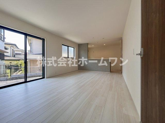 昭島緑町第六　新築戸建の居間・リビング|ゆったり過ごせるリビングです