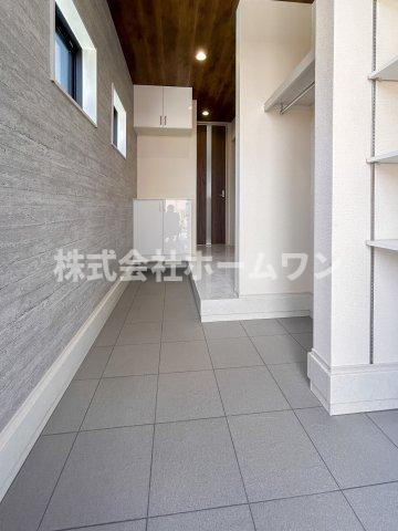 昭島緑町第六　新築戸建の玄関|収納もある玄関です