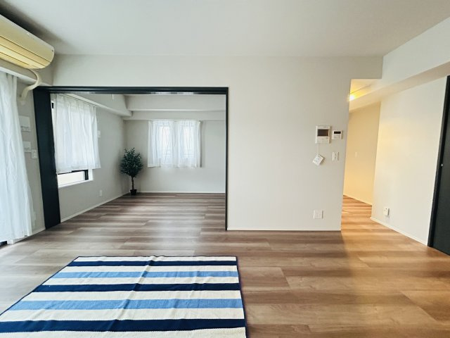 中頭郡北谷町北谷２丁目の中古マンションの居間・リビング