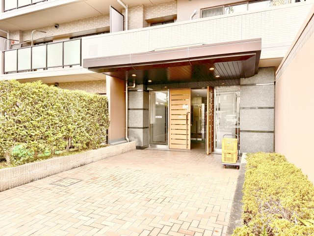 レクセルガーデン谷塚のエントランス