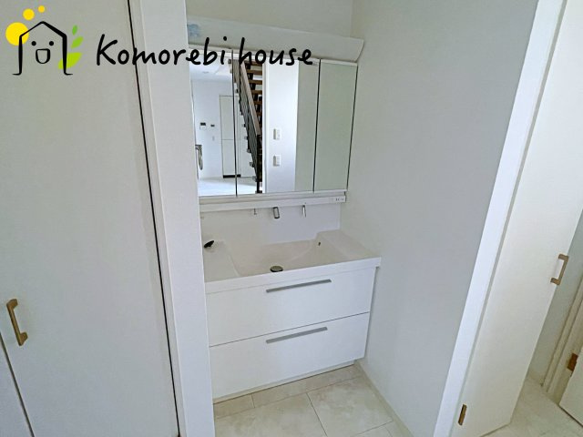 鴻巣市榎戸1丁目　中古一戸建ての独立洗面台|朝の支度にも助かる、独立の洗髪洗面化粧台