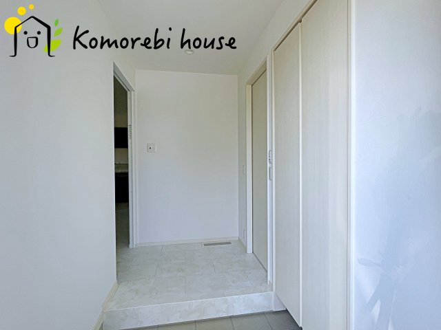 鴻巣市榎戸1丁目　中古一戸建ての玄関|明るい玄関です