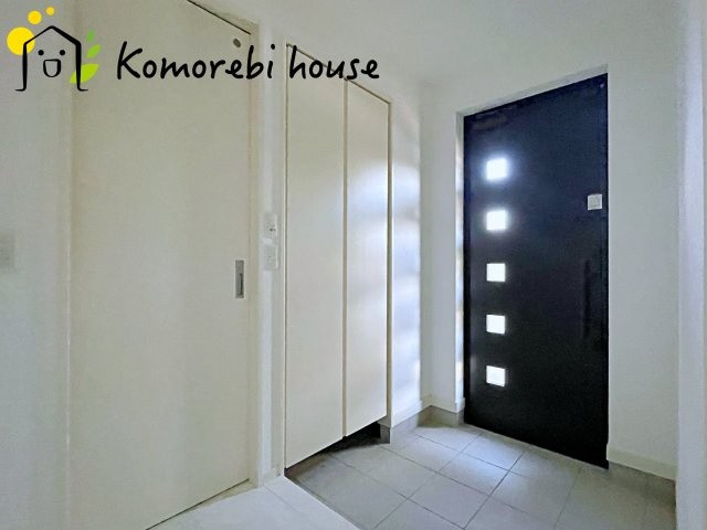 鴻巣市榎戸1丁目　中古一戸建ての玄関|明るい玄関です