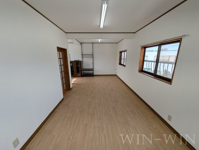 アルプスビルの洋室