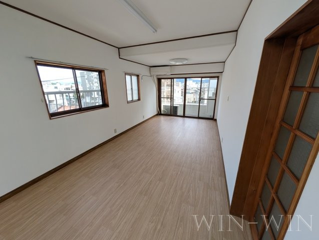 アルプスビルの居間・リビング