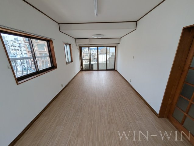 アルプスビルの居間・リビング