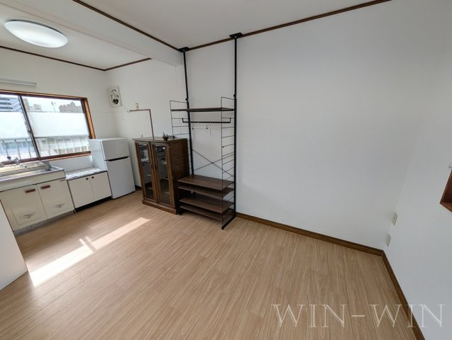 アルプスビルの居間・リビング