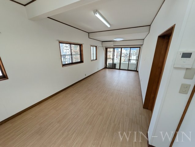 アルプスビルの居間・リビング