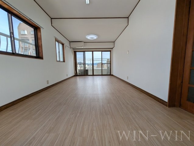 アルプスビルの居間・リビング