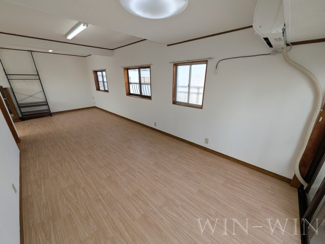 アルプスビルの居間・リビング