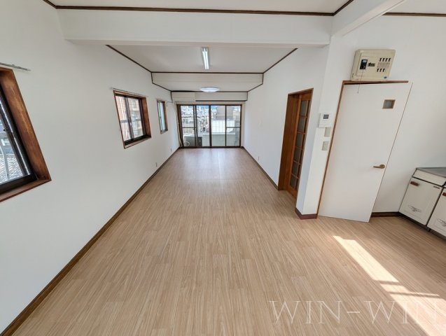 アルプスビルの居間・リビング