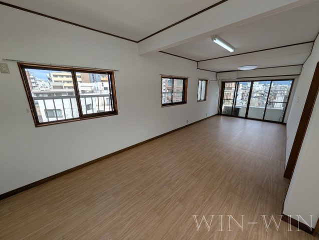 アルプスビルの居間・リビング