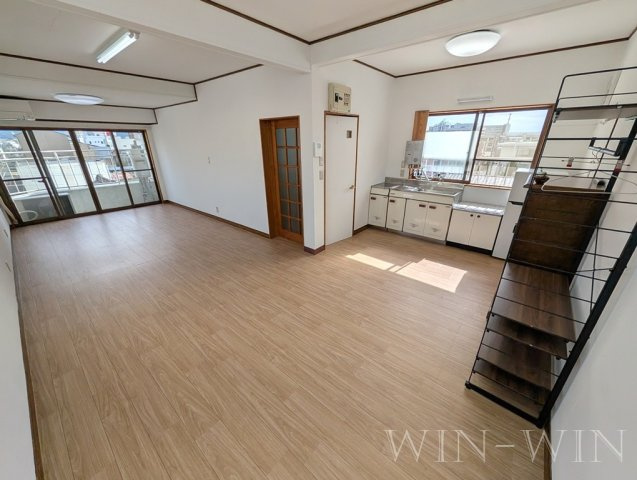 アルプスビルの居間・リビング