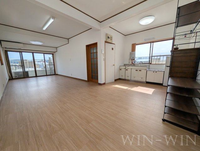 アルプスビルの居間・リビング