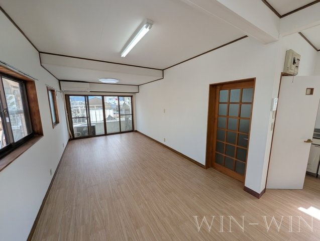 アルプスビルの居間・リビング