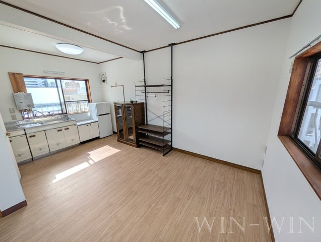 アルプスビルの居間・リビング