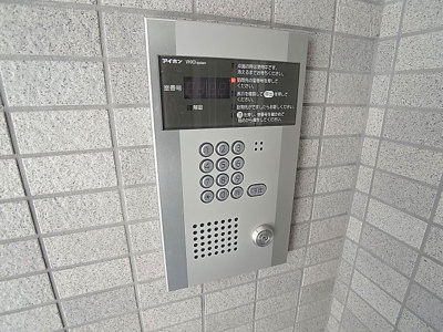 【セキュリティ】 | KUSABAマンション | オートロックを完備、さらにセコムの防犯カメラも見張っています