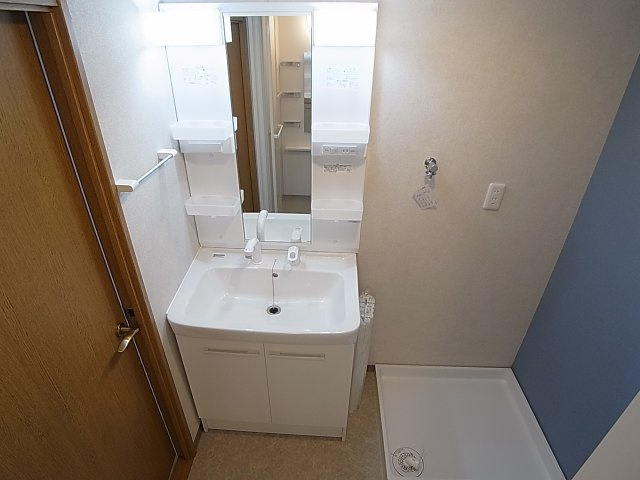 KUSABAマンションの洗面所|シャワー付きの独立洗面台