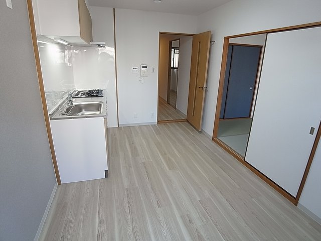 KUSABAマンションの居間・リビング|和室を開け広げると開放感さらにアップ