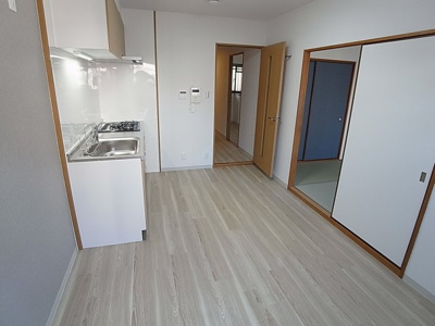 【居間・リビング】 | KUSABAマンション | 和室を開け広げると開放感さらにアップ