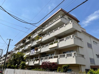 【外観】 | 陽光浴びる外観がシンプルな外観をより際立たせ、人々の記憶に存在感を植え付けます。